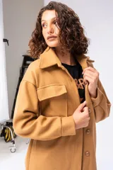 Tapado color beige con cuello solapa, corte recto y cinturón de lazo.