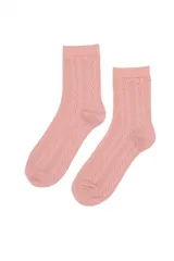 Medias de caña media con diseño de textura trenzada en color rosado.