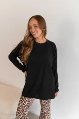 Conjunto de dos piezas compuesto por un buzo de cuello redondo y mangas largas con diseño holgado y un pantalón de corte recto y tiro alto. Ambas prendas están confeccionadas en tejido de punto acanalado.