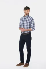 Pantalón de gabardina azul marino, corte recto, con cinco bolsillos y cierre frontal con botón y cremallera.