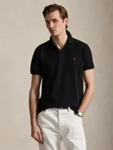 Remera polo de algodón color rosado, corte Custom Slim Fit, manga corta y cuello con botones. Cuenta con el logo bordado en el pecho.