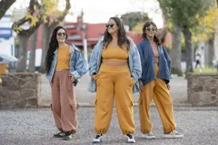 Conjunto de dos piezas compuesto por un top sin mangas con escote en V y un pantalón tipo babucha cargo con cintura elástica, bolsillos laterales y puños ajustables en los tobillos.