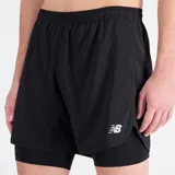 Short deportivo negro de hombre, con tecnología NB DRY de secado rápido y ajuste deportivo.