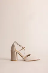 Zapato de tacón negro de gamuza con punta fina, escote en V y tiras cruzadas en el tobillo con hebilla. El tacón es de 8 cm.