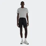 Short deportivo de running color negro, con cintura elástica ajustable mediante cordón, aberturas laterales y forro interior de malla. Cuenta con múltiples bolsillos para almacenamiento.