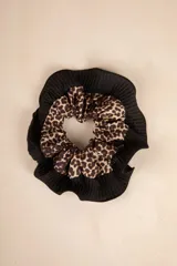 Set de dos gomitas de pelo, una con estampado animal print y otra negra con textura acanalada.