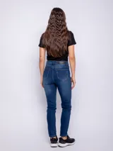 Pantalón chupín elastizado de tiro alto con botón metalizado.