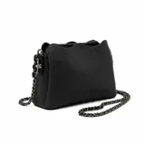 Cartera bandolera de cuero sintético negro con diseño estructurado, bordes superiores ondulados, logo grabado en el frente y correa de cadena metálica oscura.