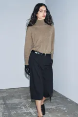 Bermuda larga de tiro medio, color azul marino con finas rayas diplomáticas blancas. Presenta cintura con trabillas, bolsillos laterales ocultos en costura y cierre frontal con cremallera, botón y ganchos metálicos.