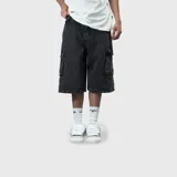 Bermuda cargo baggy de denim negro con efecto lavado, corte amplio y bolsillos laterales con solapa.