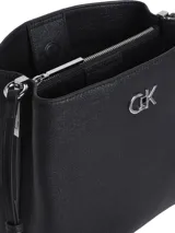 Cartera tipo bucket negra de piel sintética con textura de lino tejido. Presenta herrajes metálicos y el monograma emblemático de Calvin Klein en la parte frontal.