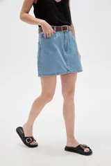 Minifalda de denim en color azul oscuro, con tiro alto, bolsillos delanteros y traseros, costuras en contraste y cierre frontal con botón y cremallera.