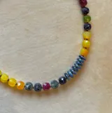 Collar de piedras naturales que combina turmalinas multicolor y kyanita azul, con un diseño que alterna cuentas esféricas y cuentas cilíndricas facetadas.