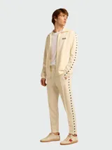 Remera negra de manga corta con cuello redondo y un pequeño logo de estrella en tono negro mate en el pecho.