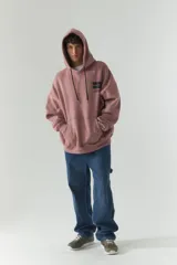 Canguro gris de felpa con capucha, corte holgado y puños y cintura acanalados. Estampado en la espalda con la frase "I brought a lemon to a knife fight" y un dibujo de un limón.