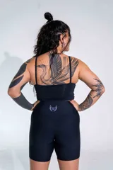 Top deportivo negro de corte ajustado con escote redondo y logo de la marca estampado en el centro del pecho. Confeccionado en tejido técnico de alta elasticidad.