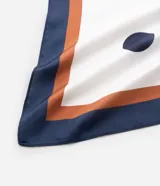 Pañuelo de poliéster con acabado satinado y caída fluida, con diseño a rayas en tonos azul y naranja.