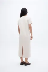 Vestido largo de algodón con rayas horizontales finas en color gris y blanco, corte recto y mangas cortas.