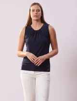 Blusa azul marino sin mangas, con cuello redondo fruncido y abertura en la espalda con botón.