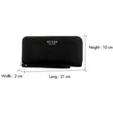 Billetera Guess modelo Amorette de color negro, confeccionada en material sintético con textura sutil. Cuenta con cierre perimetral, correa de muñeca incorporada y el logotipo de la marca impreso en letras doradas en la parte frontal.