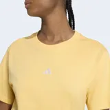 Remera de algodón de corte clásico con cuello redondo y mangas cortas. Presenta un pequeño logo de Adidas bordado en el centro del pecho.