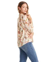 Blusa de gasa con estampado floral y de mariposas, color beige. Presenta cuello a la base fruncido, escote en V con aplique de puntilla vertical en la parte delantera y cierre central con botones forrados. Posee mangas tres cuartos con puños abotonados.