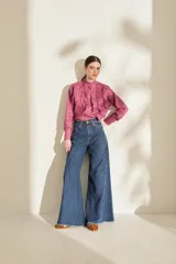 Jean de corte wide leg, tiro alto y diseño super amplio con botamanga sin costura y flecos. Color azul clásico.