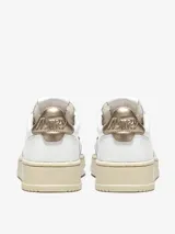 Zapatillas urbanas Autry Medalist Low, color blanco con detalles en dorado y beige.