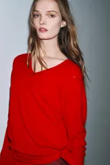 Jersey de manga larga confeccionado en hilatura de lana 100%, con escote en pico y acabado de punto fino.