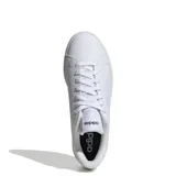 Championes Adidas Advantage Base 2.0 de estilo urbano inspirado en el tenis, confeccionados en cuero sintético con perforaciones laterales que forman las tres bandas características de la marca. Presentan cierre con cordones, interior acolchado y suela de goma resistente.