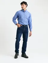 Pantalon de jean azul de corte recto, con cierre de cremallera y botón, y bolsillos laterales y traseros.