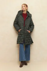 Campera larga color marrón con diseño acolchado, capucha desmontable, cierre frontal con botones a presión, bolsillos laterales con cierre, puños elásticos y cintura ajustable.