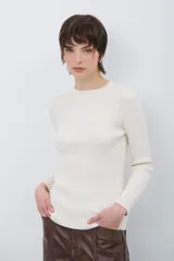 Buzo de tejido morley color marrón, con cuello redondo y mangas largas, de corte ajustado al cuerpo.