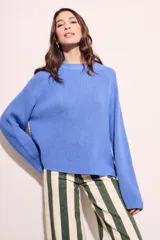 Sweater de algodón color azul, de punto grueso, con cuello redondo y mangas largas.