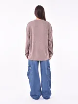 Buzo de punto color marrón claro, de corte holgado y mangas largas.