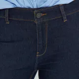 Pantalón de jean azul oscuro, de corte ajustado y tiro alto.