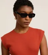 Blusa de manga corta, cuello redondo y corte ajustado, confeccionada en tejido rib de algodón.