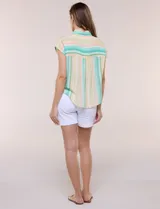 Camisa sin mangas de gasa estampada a rayas verticales en tonos verde, amarillo y rosado, con cuello con solapa, cierre frontal con botones y bolsillo aplicado en el pecho.