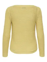 Sweater de punto color amarillo, con cuello redondo y mangas largas. Corte regular y textura suave.