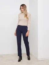 Pantalón de vestir marrón de la marca Zac & Rachel, corte recto, con bolsillos metálicos simulados en la parte delantera y bolsillos ojal simulados en la parte trasera.