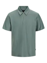 Polo verde con cierre de cremallera, calce regular, cuello tipo polo, manga corta y tejido de punto cardado.