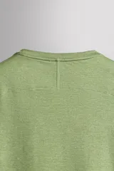 Remera de entrenamiento regular fit de Zara Athleticz, confeccionada en tejido técnico verde melange con estructura, ligero y elástico. Cuenta con tecnología Quick Dry nivel 2, cuello redondo, manga corta, costuras planas y detalle de logo estampado.