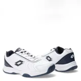Championes deportivos Lotto de cuero sintético en color blanco con detalles en azul marino. Presentan perforaciones laterales para ventilación, cierre con cordones y suela de goma con diseño texturizado para mayor tracción.