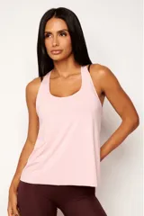 Musculosa deportiva blanca de corte holgado, con espalda estilo nadador y logo pequeño en el ruedo.