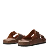 Sandalias de dos bandas negras con hebillas ajustables, base de corcho y suela de goma antideslizante.