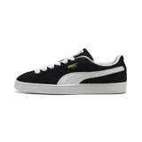 Championes Puma modelo Suede Classic, confeccionados en gamuza negra con la icónica franja lateral en blanco. Presentan cordones blancos, suela de goma texturizada y el logo de la marca en dorado sobre el lateral.