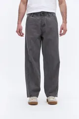 Pantalón de corte relajado y silueta amplia, confeccionado en algodón con acabado lavado. Presenta un diseño clásico de cinco bolsillos, cierre frontal con botón y costuras laterales reforzadas.