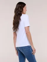 Remera blanca de calce recto y cuello redondo, confeccionada en suave jersey con detalle de aplicación de piedras brillantes a modo de gargantilla en el escote.