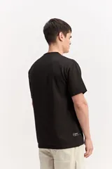 Remera de manga corta color beige con tejido texturado y pequeño logo impreso en el pecho.
