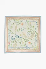 Pañuelo cuadrado de poliéster con estampado botánico de flores silvestres en tonos pasteles, con borde decorativo en tonos naranja y celeste.